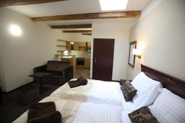 Hotel & Apartments U Cerneho Orla Třebíč Oda fotoğraf