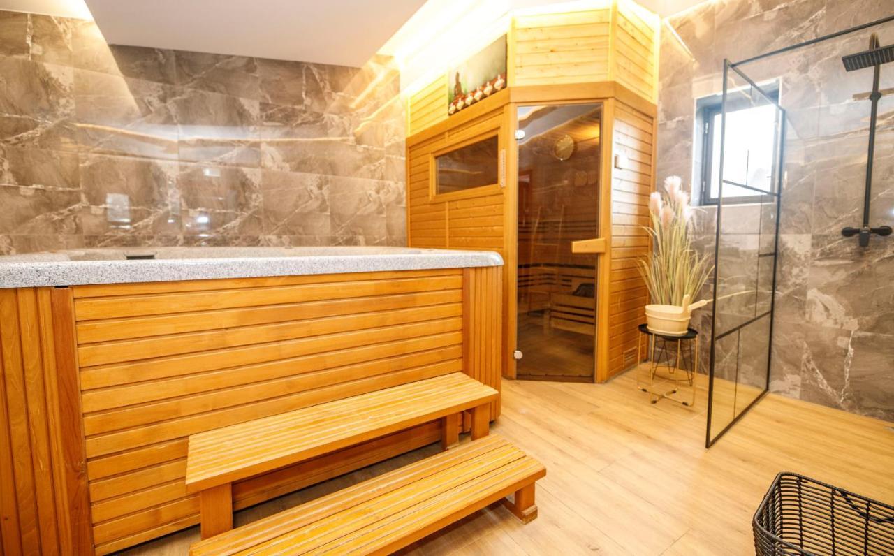 Hotel & Apartments U Cerneho Orla Třebíč Dış mekan fotoğraf