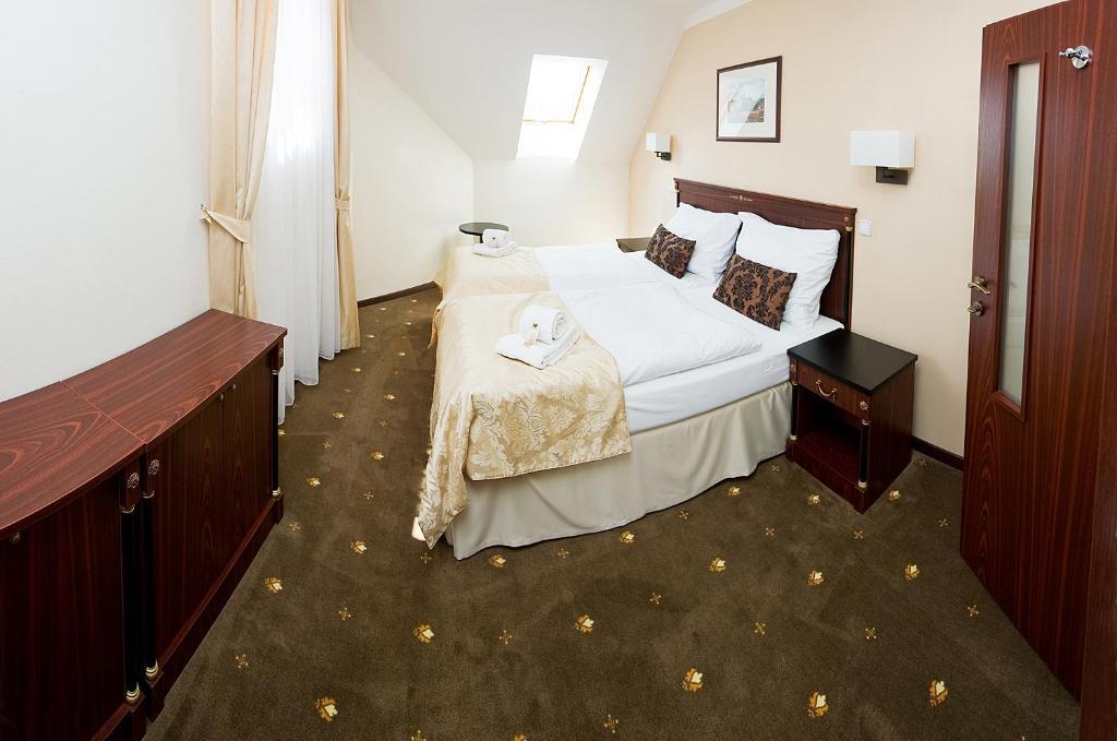 Hotel & Apartments U Cerneho Orla Třebíč Oda fotoğraf