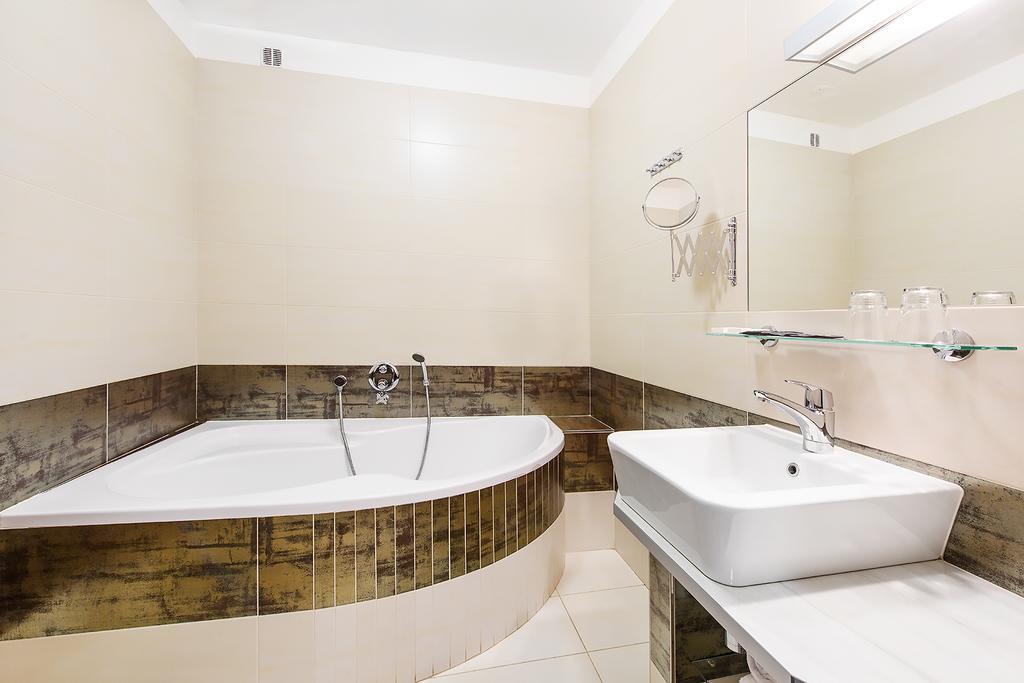 Hotel & Apartments U Cerneho Orla Třebíč Dış mekan fotoğraf