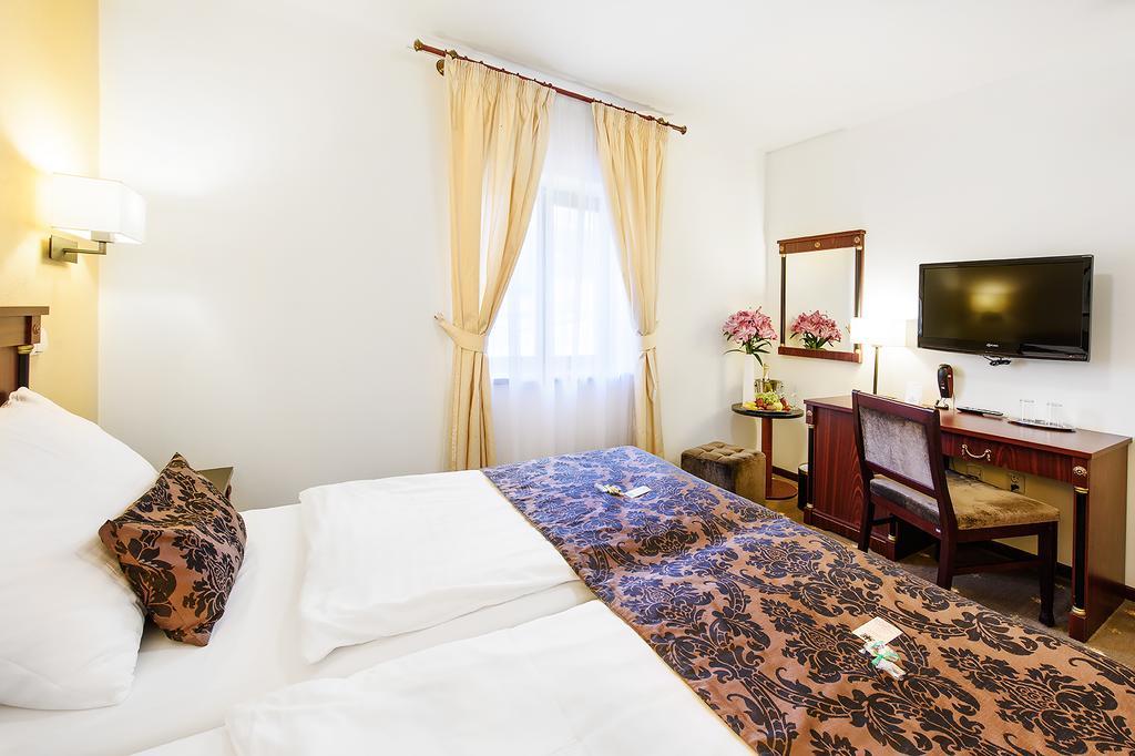 Hotel & Apartments U Cerneho Orla Třebíč Dış mekan fotoğraf