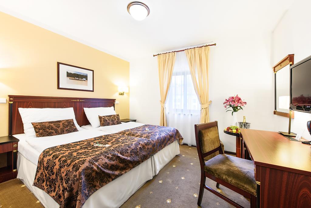 Hotel & Apartments U Cerneho Orla Třebíč Dış mekan fotoğraf