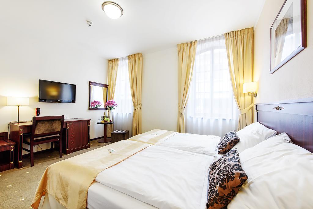 Hotel & Apartments U Cerneho Orla Třebíč Dış mekan fotoğraf
